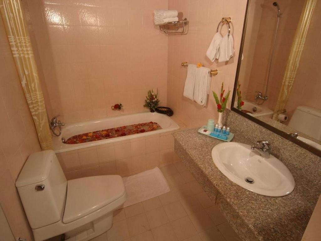 Yuzana Hotel Янгон Екстериор снимка