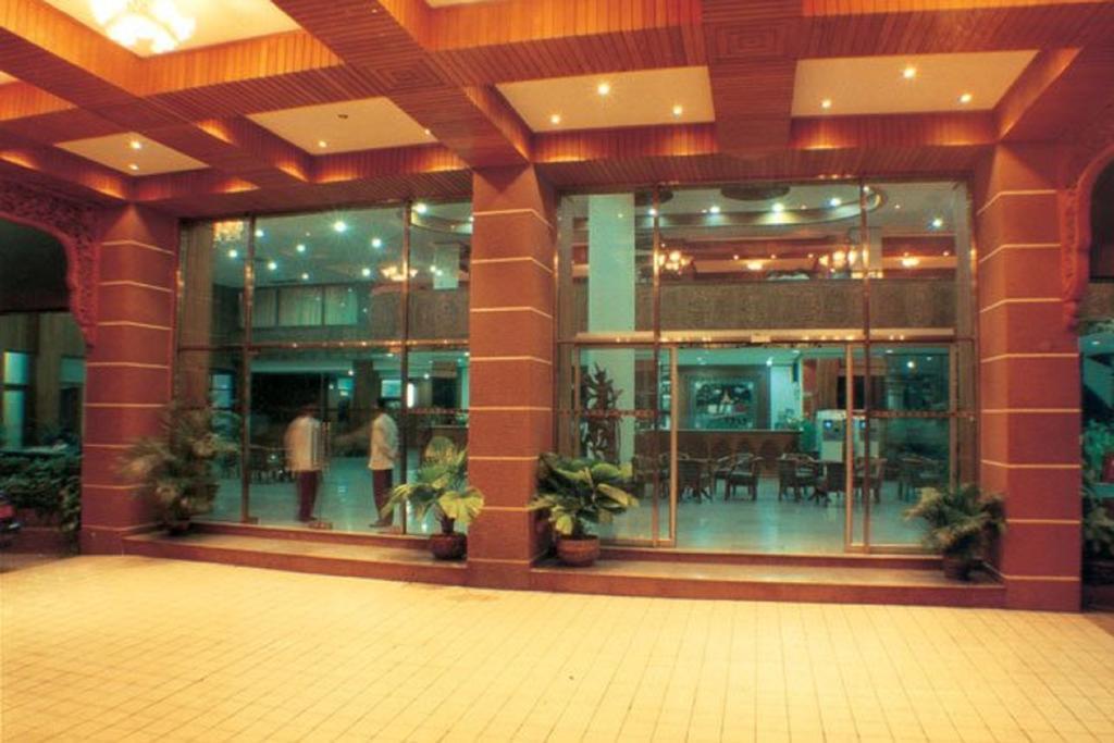 Yuzana Hotel Янгон Екстериор снимка