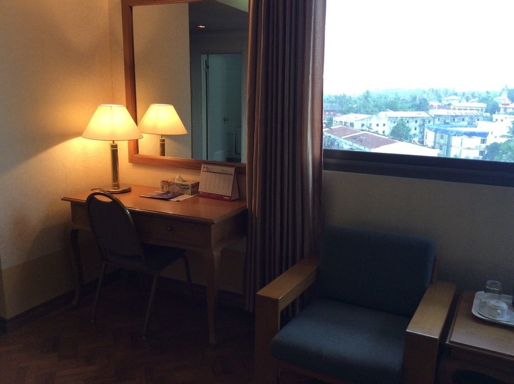 Yuzana Hotel Янгон Екстериор снимка