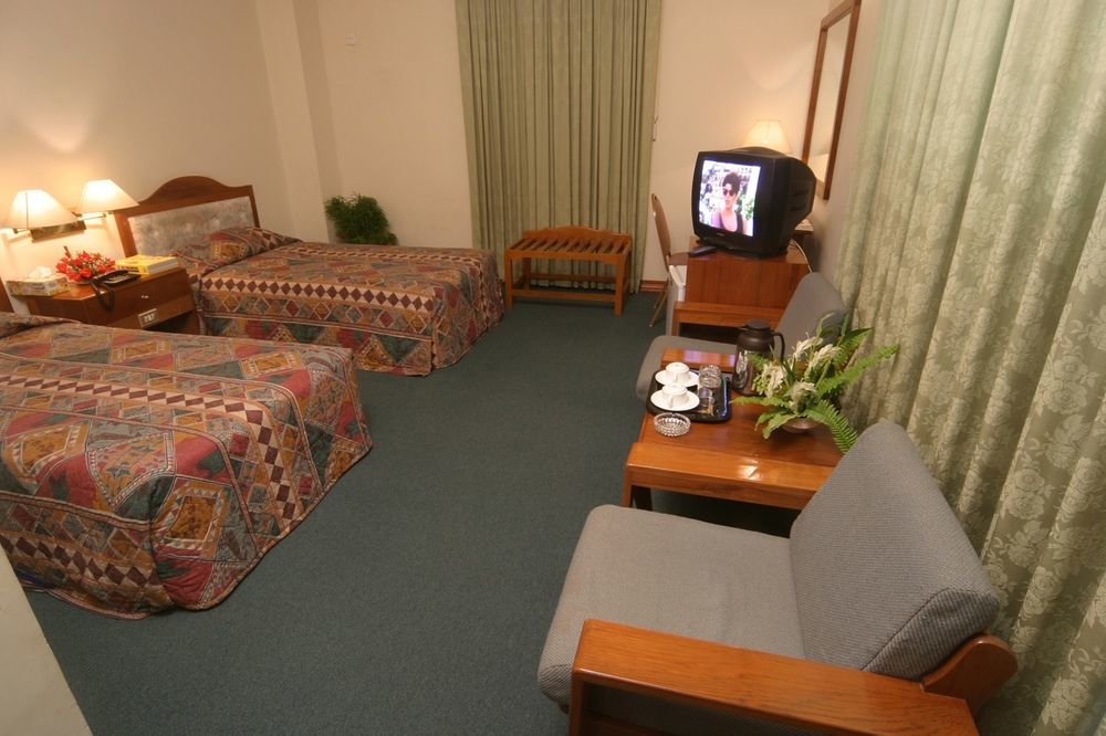 Yuzana Hotel Янгон Екстериор снимка